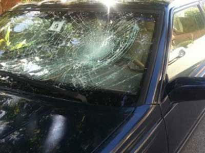 Έριξε πέτρα πάνω σε αυτοκίνητο διερχόμενης οδηγού