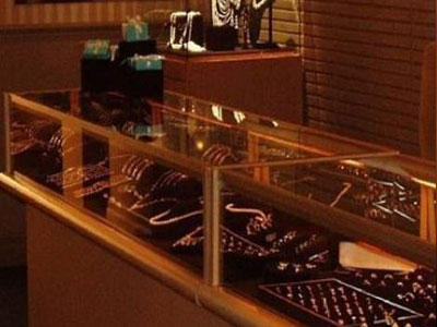 Για εκβίαση κατηγορείται κοσμηματοπώλης από τη Λάρισα