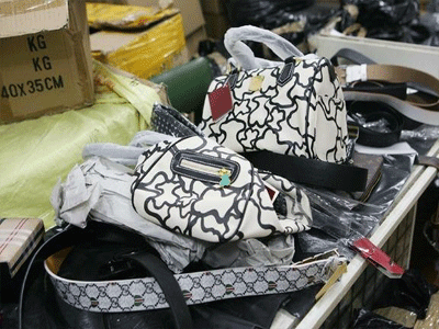 Πουλούσε τσάντες μαϊμού και συνελήφθη