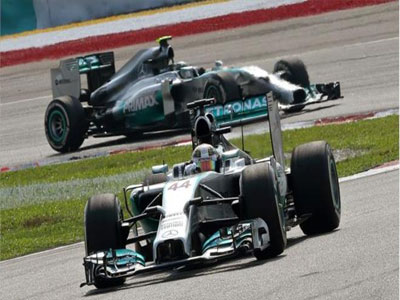 Ο Χάμιλτον θριάμβευσε στο γκραν πρι της Μαλαισίας