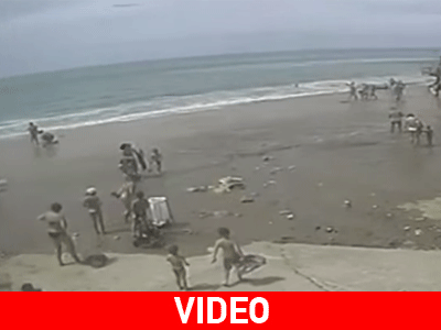 Κύμα «καταπίνει» παραλία