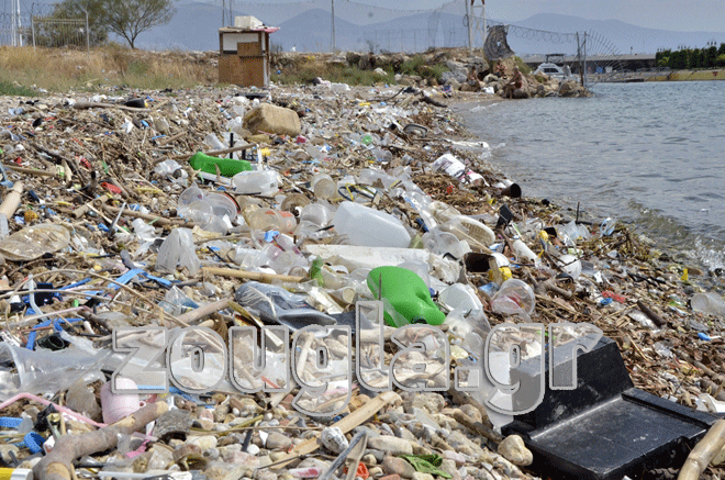 Θέα στη μαρίνα με τα πολυτελή σκάφη