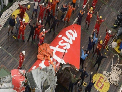 AirAsia: Ξεκίνησε η επιχείρηση ανάσυρσης της ατράκτου