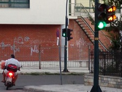 Προβληματικοί σηματοδότες έξω από σχολείο