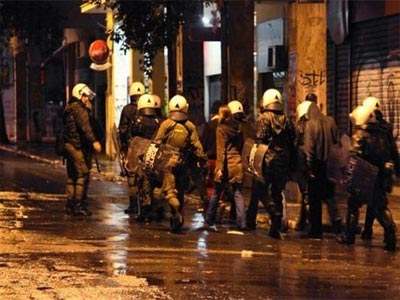 Μολότοφ τα ξημερώματα στα Εξάρχεια