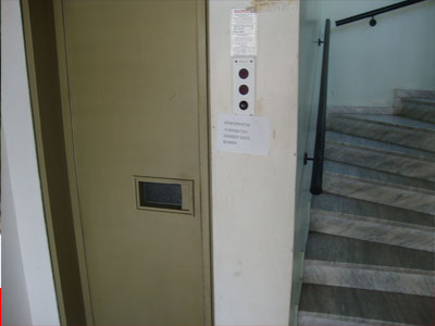 Η σκάλα έπνιξε την 21χρονη μέσα στο ασανσέρ