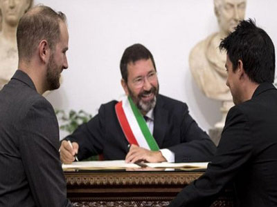 «Αντάρτικο» από τον δήμαρχο Ρώμης για τους γάμους ομοφυλοφίλων