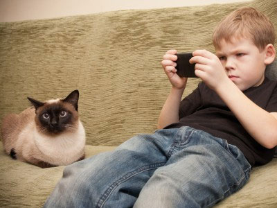 Μειωμένος ο ύπνος των παιδιών που έχουν smartphones στο δωμάτιό τους