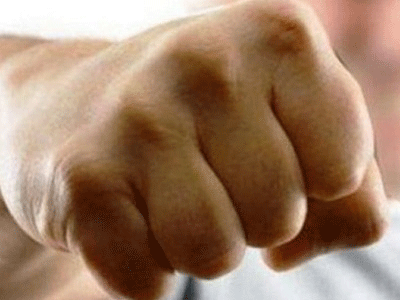 Κλωτσιές και μπουνιές σε καφετέρια στον Πολιχνίτο Λέσβου