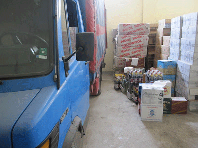 Φύλαγε στην αυλή λαθραία ποτά και τσιγάρα