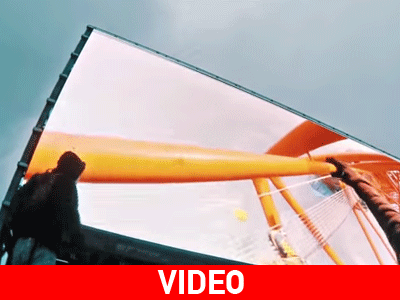 Σκαρφάλωσαν σε ουρανοξύστη και χάκαραν την οθόνη προβολής