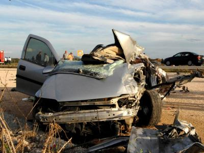 Αυτοκίνητο εξετράπη της πορείας του και έπιασε φωτιά