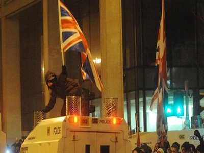 Βόρεια Ιρλανδία: Ταραχές για την υποστολή της βρετανικής σημαίας