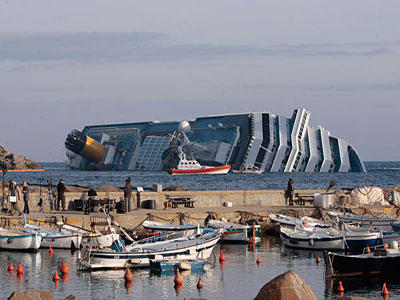 Απομακρύνεται το Costa Concordia