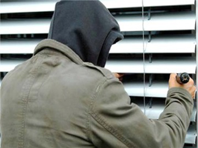 Της έκλεψαν 4.000 ευρώ και εξαφανίστηκαν