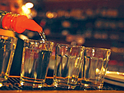 Τρία άτομα στο νοσοκομείο από ποτά μπόμπες