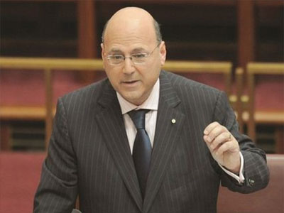 Αυστραλία: Ο Συνοδινός προσφέρεται να βοηθήσει τον Άμποτ