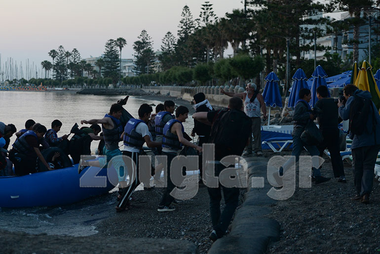 Με τη βοήθεια των ανδρών του Λιμενικού κατευθύνονται σε προσωρινά καταλύματα