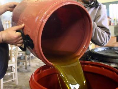 Ηλεία: Μετά τις ελιές, κλέβουν και φρέσκο λάδι
