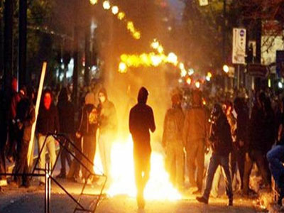 Πάρτι αντιεξουσιαστών στην Πάτρα κατέληξε σε σύγκρουση με τα ΜΑΤ