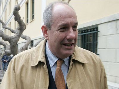 «Θα πάω µόνος µου στη Χάγη να µηνύσω την τρόικα»