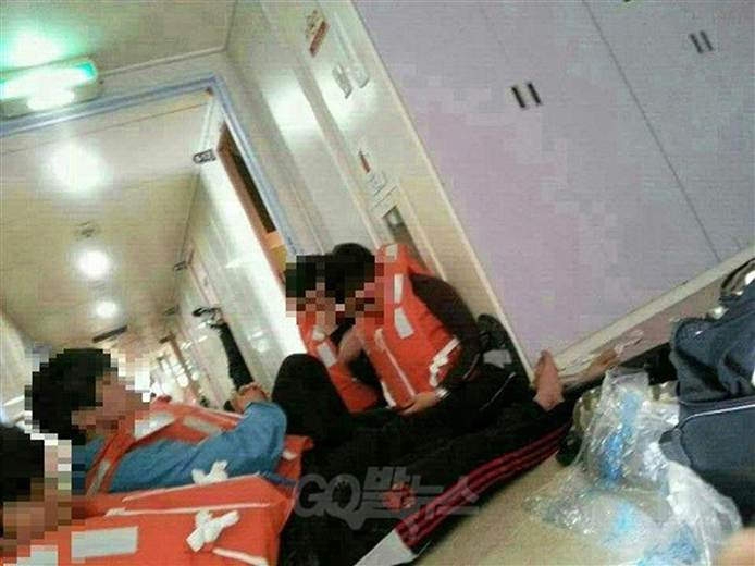 «Το πλοίο βυθίζεται» έγραψε ο νεαρός, ο οποίος ακόμη αγνοείται. Στις εικόνες απεικονίζονται εγκλωβισμένοι επιβάτες, πολλοί από τους οποίους δεν φορούν σωσίβια, λίγα λεπτά πριν από τη βύθιση του πλοίου.