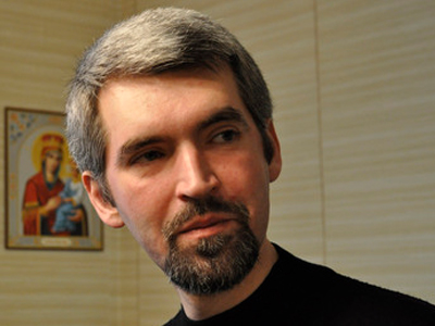 Ιερέας παρακολουθείται από μυστικές υπηρεσίες