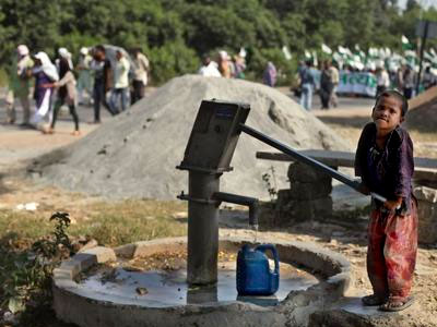 Ινδία: Εγκρίθηκε πρόγραμμα βοήθειας για τους φτωχούς