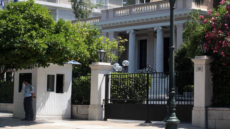 Μαξίμου: «Η κυβέρνηση δε θα υπερβεί τις κόκκινες γραμμές της»