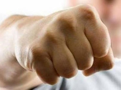 Έδειραν τον σερβιτόρο λόγω του λογαριασμού