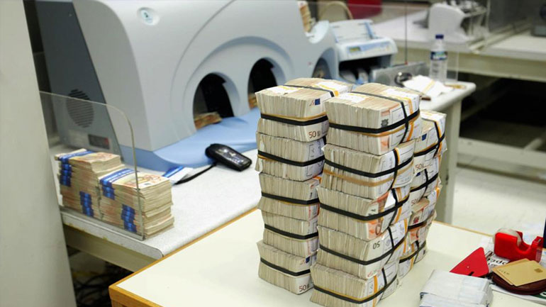 Έφυγαν 1,18 δισ. ευρώ από τις τράπεζες τον Απρίλιο