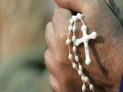 Ιερέας έκοψε το αυτί ιερέα για μια θέση πάρκινγκ