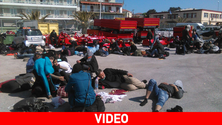 Μετανάστες κοιμούνται στο λιμάνι της Μυτιλήνης