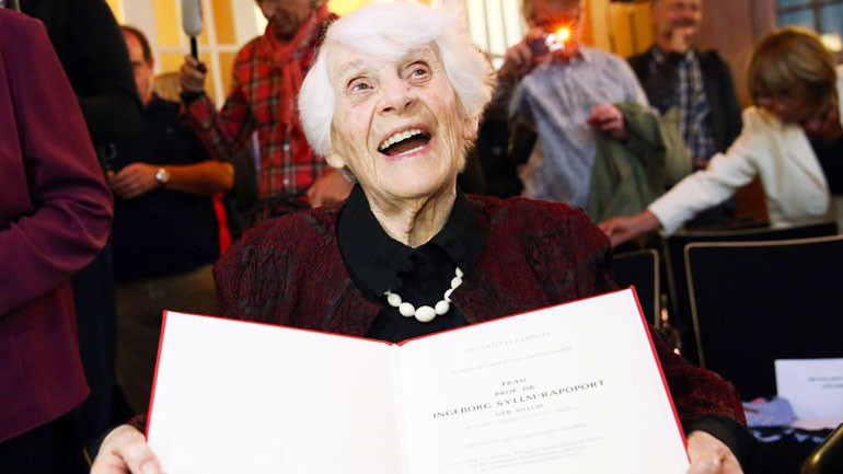 Γερμανία: Πήρε στα… 102 το διδακτορικό που της στέρησαν οι Ναζί