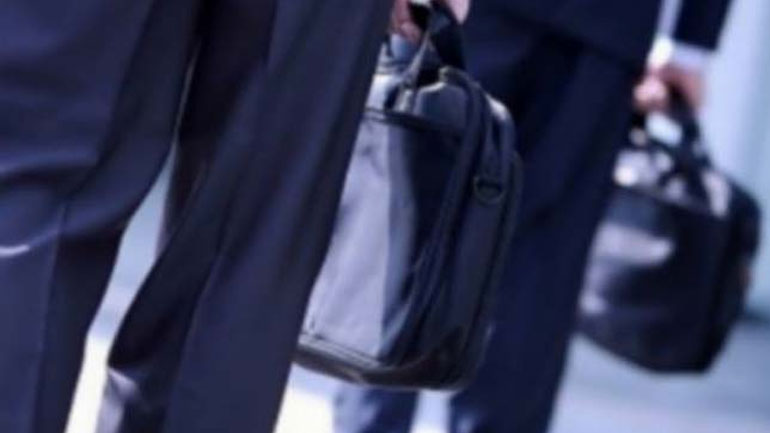 Υποδύονται τους ελεγκτές του ΣΔΟΕ και εξαπατούν επιχειρηματίες