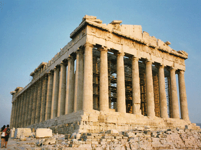 Νεαροί από τη Ρωσία έριξαν μεσαιωνικό τοιχίο του Παρθενώνα