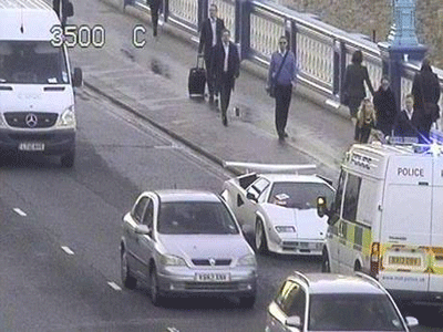 Εγκατέλειψε τη Lamborghini γιατί έμεινε από βενζίνη Εγκατέλειψε τη Lamborghini γιατί έμεινε από βενζίνη