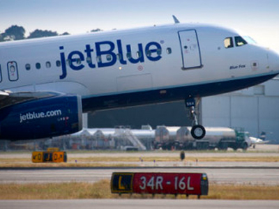 Επιβάτης έσπασε παράθυρο αεροσκάφους με… γροθιά