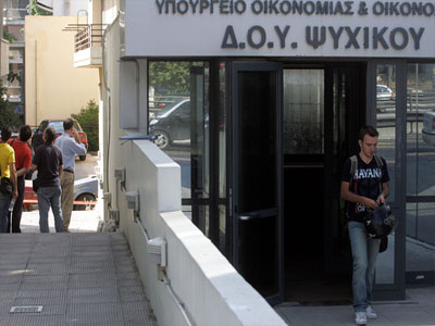 Συνελήφθη υπάλληλος ΔΟΥ για εκβιασμό και δωροδοκία