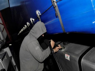 Έκλεβαν πετρέλαιο από φορτηγό