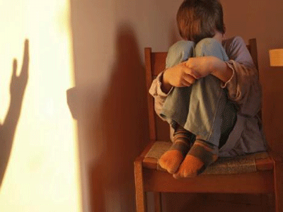 Xτύπησε τον ανήλικο γιο του και συνελήφθη