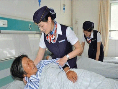 Νοσοκόμες ντύνονται αεροσυνοδοί για να αναπτερώσουν το ηθικό των νοσηλευομένων