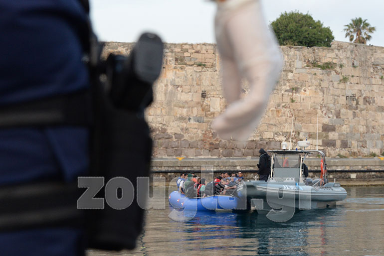 Οι μετανάστες καταφθάνουν στο λιμάνι της Κω