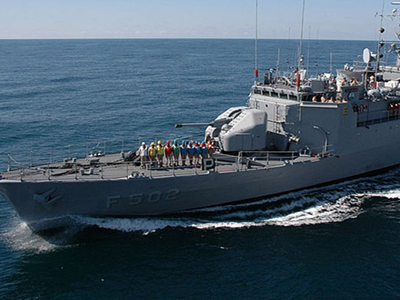 Τουρκική κορβέτα κάνει «βόλτες» στο Σούνιο