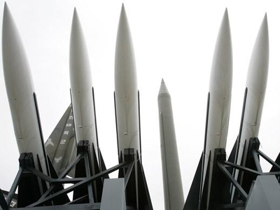 Βόρεια Κορέα: Διαταγή για κατασκευή πυραύλων μεγάλου βεληνεκούς