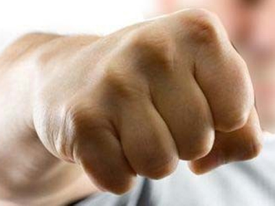 Τον έδειραν επειδή ήταν… φτωχός