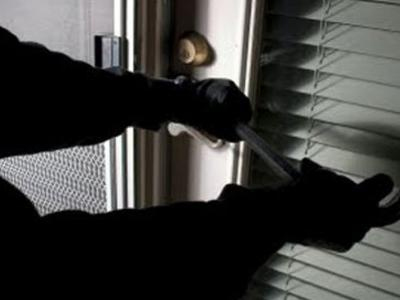 Διέρρηξε φαρμακείο και έκλεψε… παντόφλες