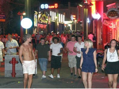 Συνδύασαν τις βουτιές με τις… κλοπές