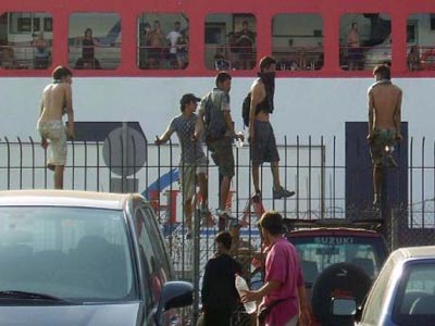 Μετέφερε καλώδια και… μετανάστες