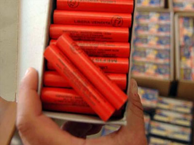 Συλλήψεις για κατοχή βεγγαλικών και κροτίδων